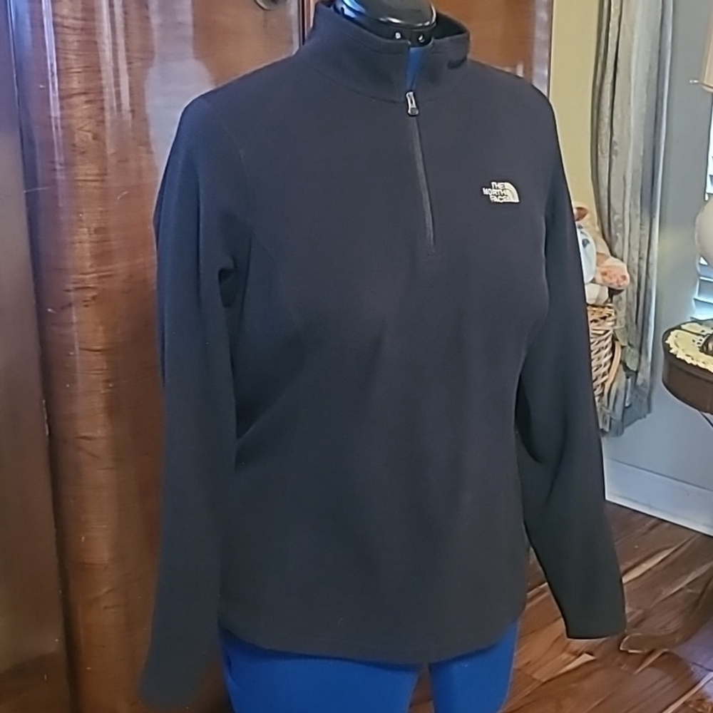 The Northface women's large black Fleece 1/4 zip. (#668)